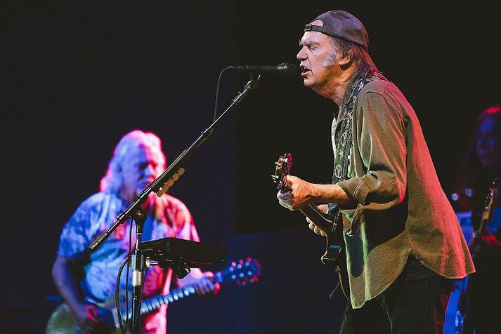 Neil Young rokkaði á sviðinu og var í fantaformi. Að sögn gagnrýnanda hefðu fleiri lög mátt hljóma en hápunkturinn var þegar Young tók Rockin'in the Free World.
