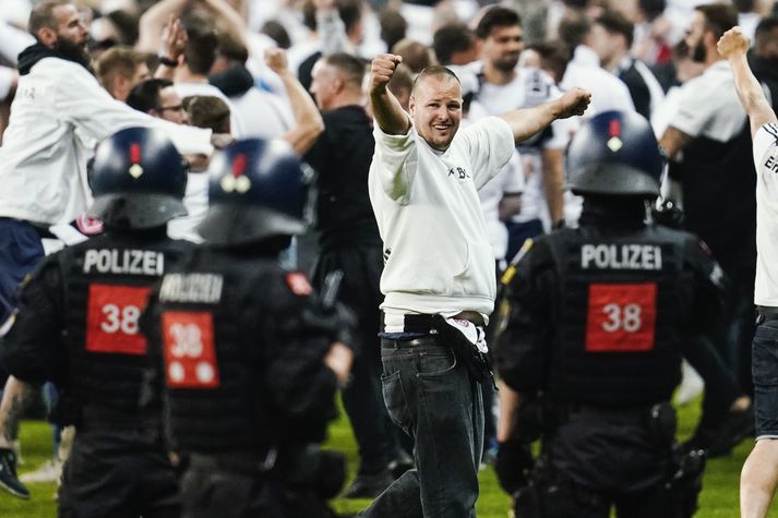 Stuðningsfólk Frankfurt óð inn á völlinn er ljóst var að liðið var komið í úrslit. Það voru hins vegar ólæti fyrir leik sem leiddu til þess að 30 manns voru handteknir.