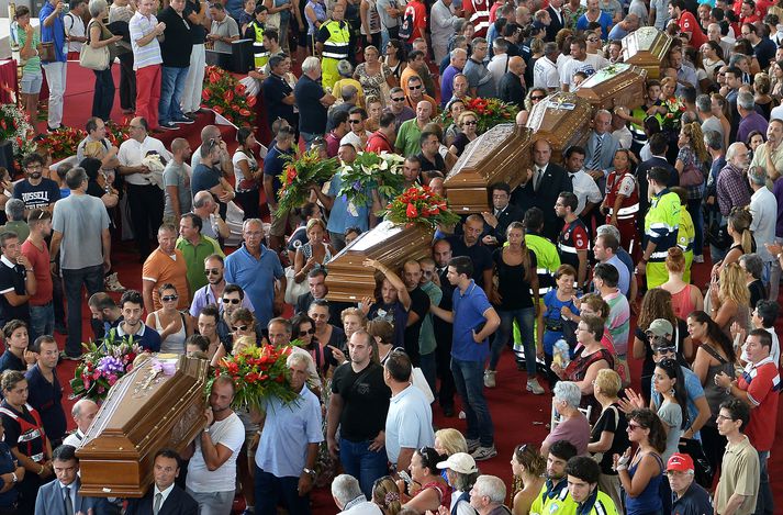38 létust í hörmulegu rútuslysi á Ítalíu á sunnudagskvöld.