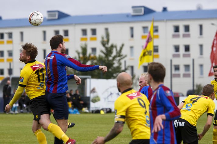 Halldór Kristinn (nr. 4) skallar frá marki Leiknis eins og hann gerði svo oft í leiknum.