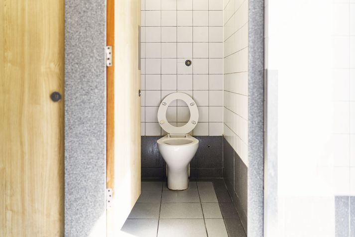 Ungmenni eru talin hafa sprengt upp klósett.