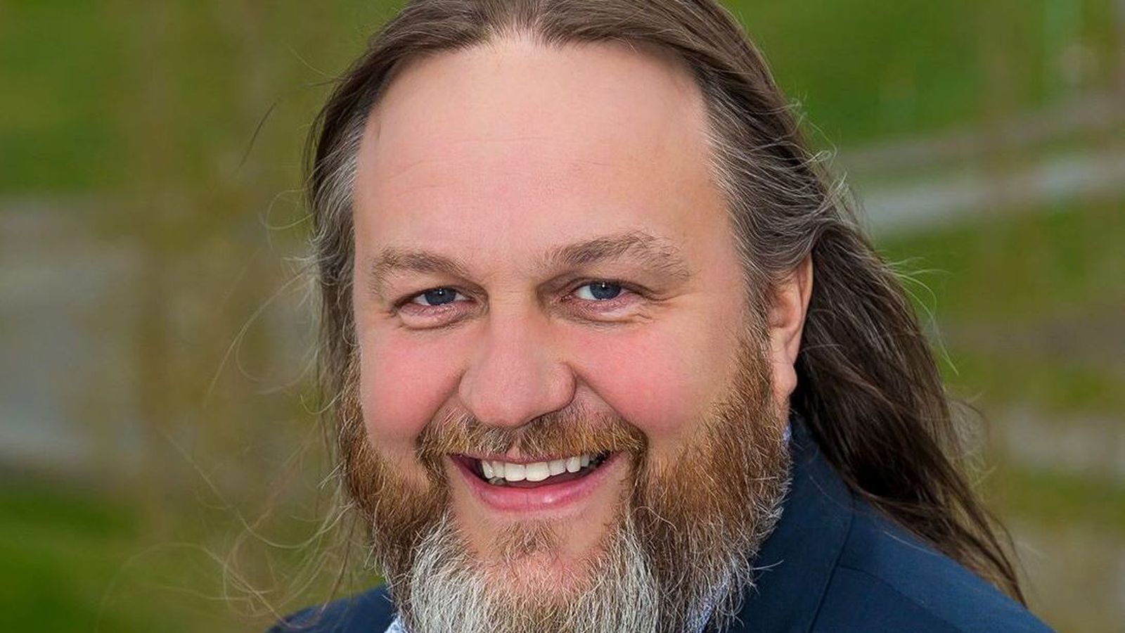 Sakar mót­fram­bjóðanda um trúnaðar­brest og kallar eftir próf­kjöri