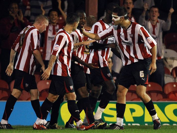 Leikmenn Brentford fagna jöfnunarmarki Gary Alexander.