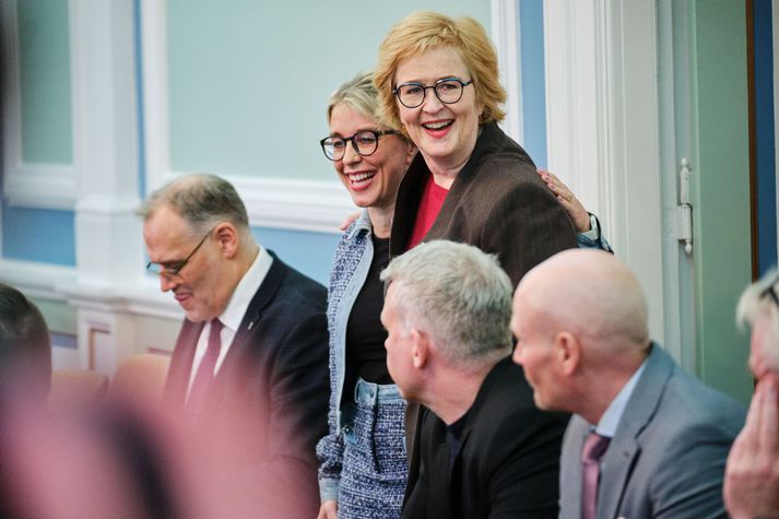 Diljá Mist og Þórunn þingforseti í góðum gír á Alþingi fyrr í vetur, umkringdar samstarfsmönnum sínum.