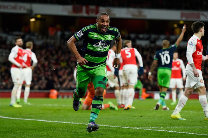 Ashley Williams fagnar sigurmarkinu sem hann skoraði eftir undirbúning Gylfa i kvöld.