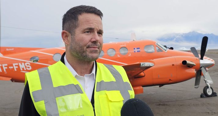 Gunnar Þórðarson, tæknimaður flugprófana, við flugvél Isavia lengst norðan heimskautsbaugs á Grænlandi.