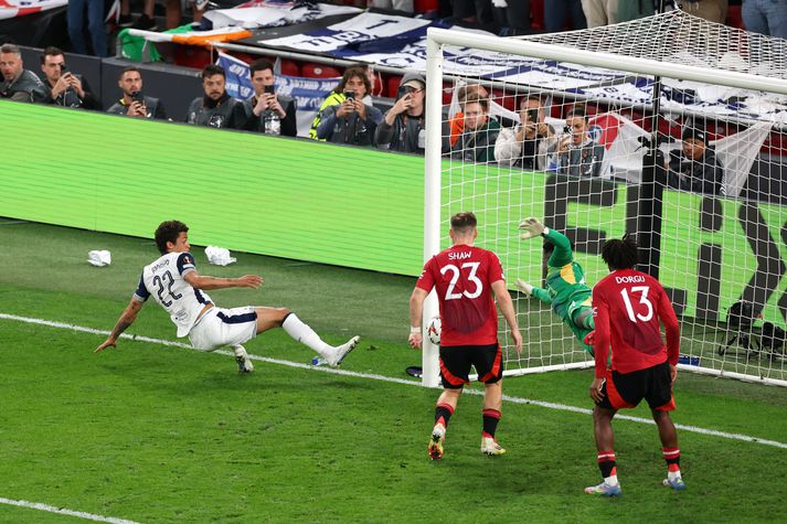 Brennan Johnson var í boltanum en Luke Shaw snerti hann síðastur. 