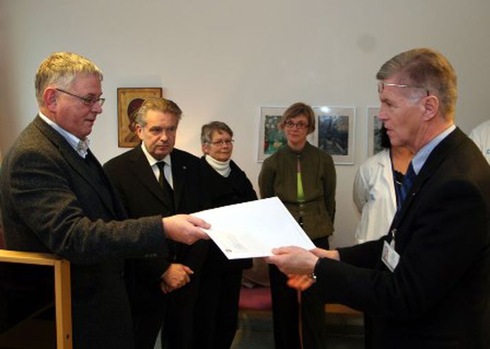 Magnús Pétursson, forstjóri LSH, tók við gjöfinni úr hendi Guðmundar Bjarnasonar, stjórnarformanns eignarhaldsfélagsins.