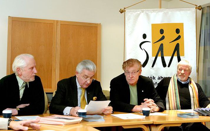 Tilkynnt um opnun nýrrar bráðamóttöku. Það var glatt yfir Vogsmönnum og góðvinum þeirra enda opnar bráðamóttaka þar í dag og verið er að tryggja rekstur hennar næstu þrjú árin. Frá vinstri: Hendrik Berndsen, Björgólfur Guðmundsson, Þórarinn Tyrfingsson og Jóhannes Jónsson.