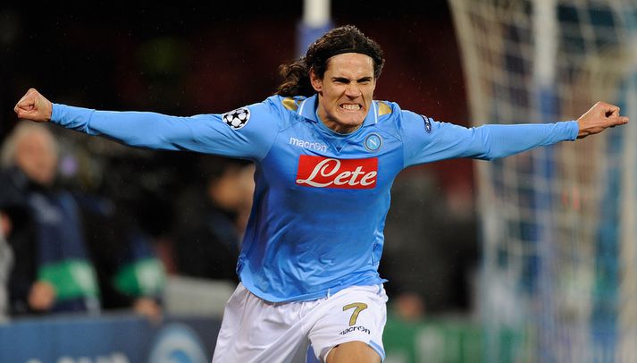 Edinson Cavani fagnar marki sínu í fyrri leiknum.