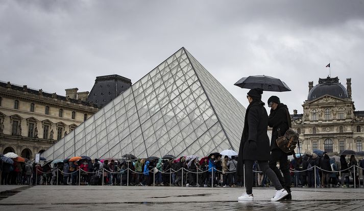 Slökkvistöðvar Parísarborgar eru allar í viðbragðsstöðu.