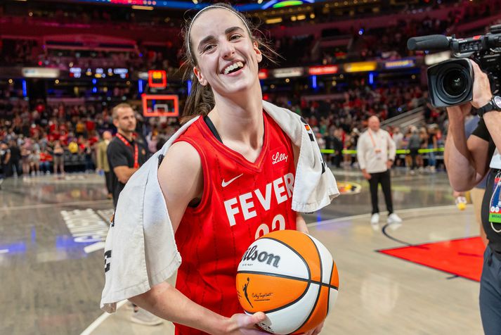 Caitlin Clark fer fyrir liði Indiana Fever og er að ná frábærum tölum þrátt fyrir að vera í mjög strangri gæslu hjá mótherjum liðsins.