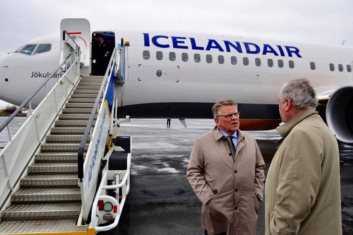 Þotan er ein af nýjustu vélum Icelandair og ber einkennisstafina TF-ICY og nafnið Látrabjarg.