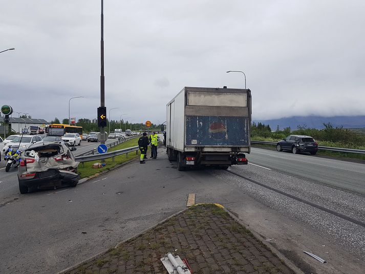 Tveir voru fluttir á slysadeild og er annar þeirra alvarlega slasaður.