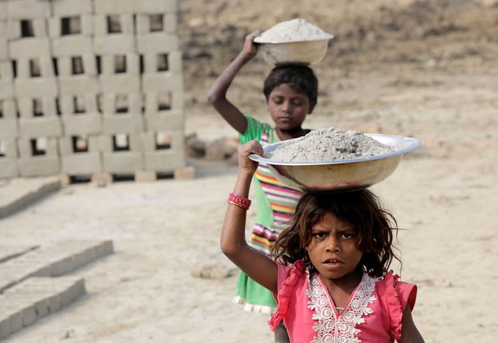 Vinnustundirnar sem stúlkurnar vinna umfram strákana eru 160 milljónir.