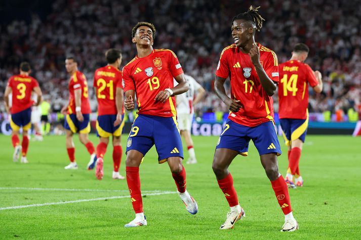 Nico Williams og Lamine Yamal fagna saman marki á Evrópumótinu í Þýskalandi.
