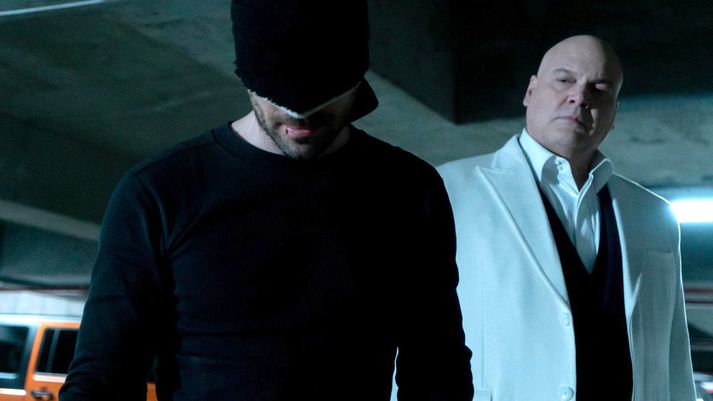 Blinda ofurhetjan Daredevil neyðist til þess að byggja sig upp frá grunni í skugga Kingpin sem Vincent D'Onofrio gerir stórkostleg skil. Rauði búningurinn er farinn en Matt Murdock hefur aldrei verið grimmari.