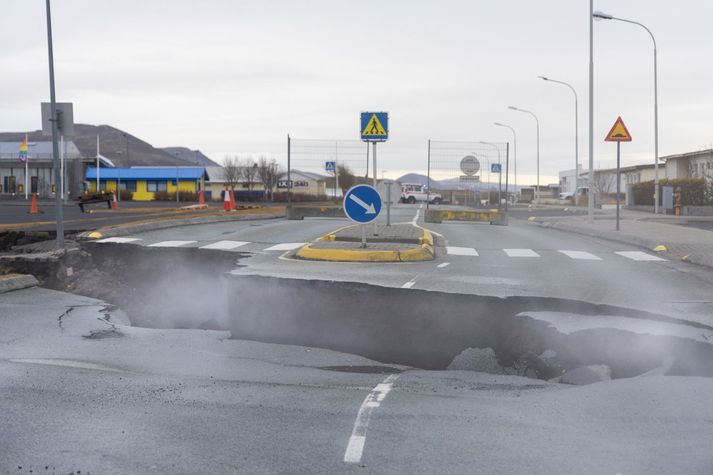 Rafmagnsleysið má reka til sprungna í bænum. 