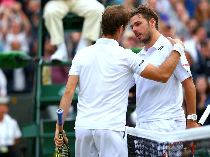 Wawrinka, til hægri, óskar Gasquet til hamingju með sigurinn.