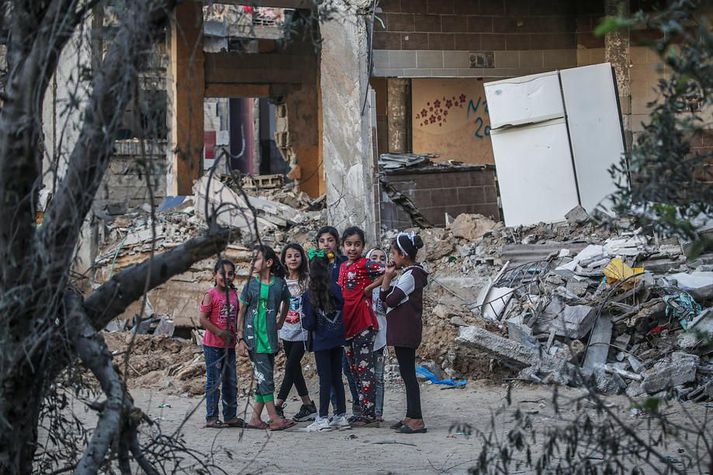 Stúlkur leika sér við eyðilögð heimili sín í bænum Beit Hanoun.