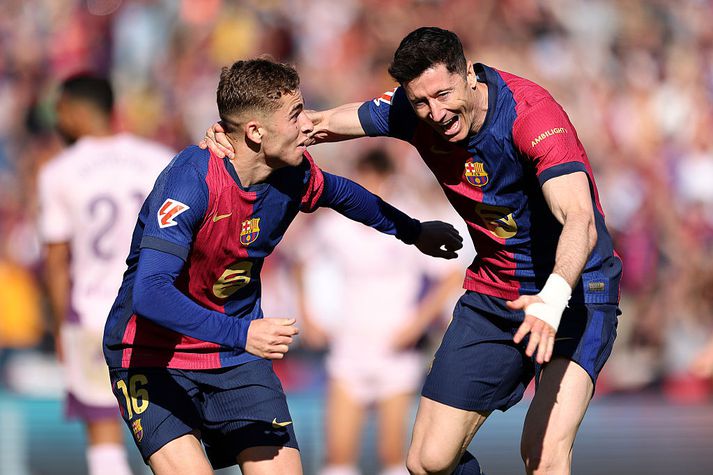 Fermin Lopez og Robert Lewandowski fagna í sigrinum gegn Girona í dag.