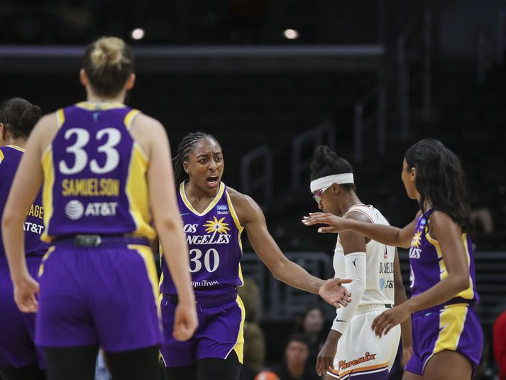 Nneka Ogwumike þurfti ásamt liðsfélögum sínum í Los Angeles Sparks að gista á flugvelli eftir leik á sunnudagskvöld.