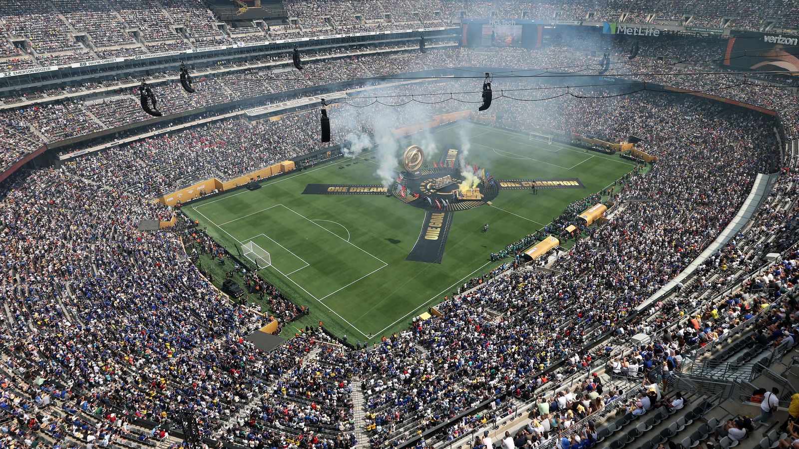 Segja að há lestarfargjöld muni hafa „lamandi á­hrif“ á HM