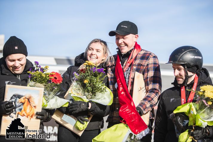 Lið Top Reiter fagnar góðum árangri á Skeiðmótinu.