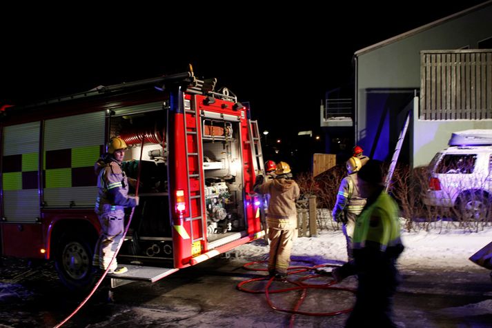 Bæði hefur lekið inn í heimahús og fyrirtæki.