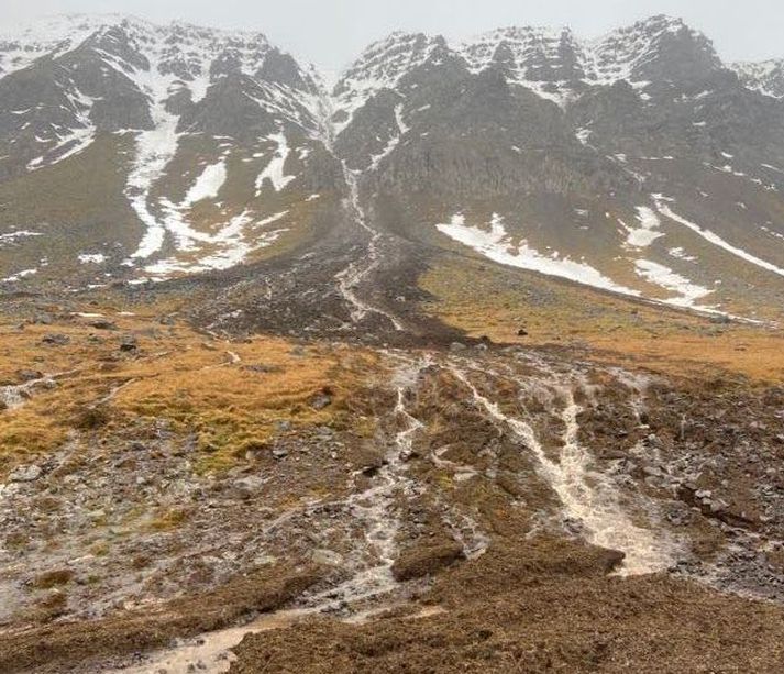Aurskriða féll í Búðardal í dag. 
