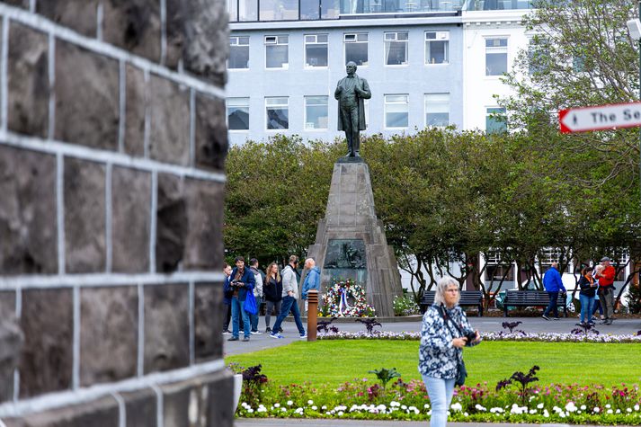 Stéttin fyrir framan styttuna af Jóni Sigurðssyni verður afgirt. Þar mun ríkisstjórnin, forseti Íslands, biskup Íslands og erlendir gestir sitja.