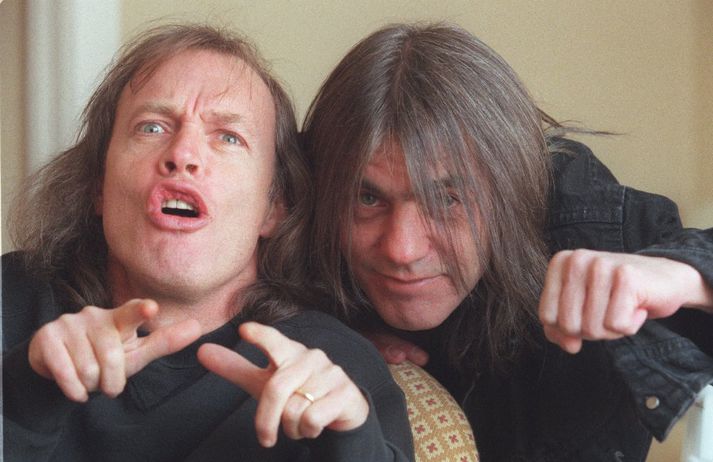 Malcolm Young, til hægri á myndinni, ásamt bróður sínum Angus Young.