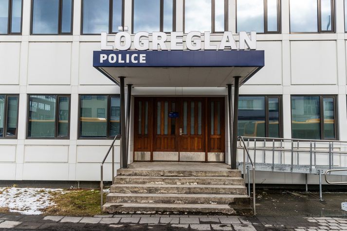 Ákærði gerði tilraun til að skalla lögreglumanninn á lögreglustöðinni við Hverfisgötu.