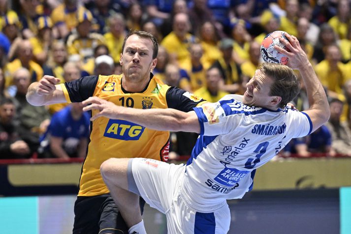 Felix Claar reynir að stöðva Janus Daða Smárason í leiknum í gær.