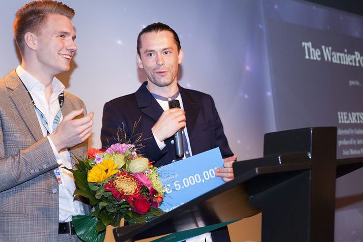 Anton Máni og Guðmundur Arnar taka á móti fimm þúsund evra sigurlaunum á samsölumarkaði í Hollandi.