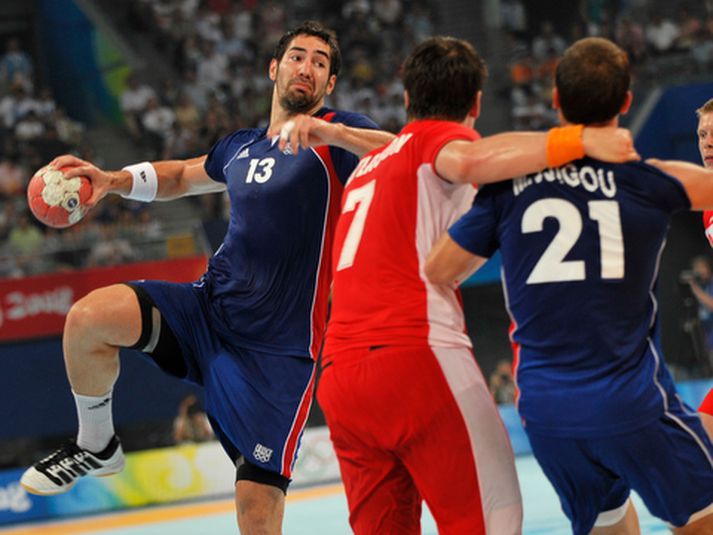 Frakkinn Nikola Karabatic skorar hér á móti Íslendingum í úrslitaleik Ólympíuleikanna.