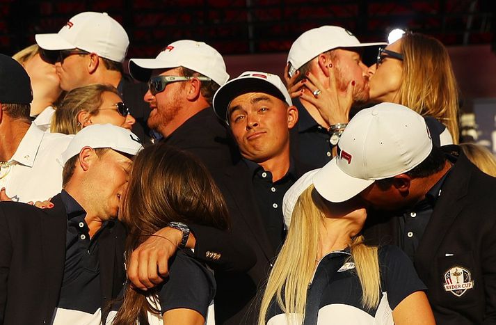 Þvílík mynd!!! Kim Johnson, Zach Johnson, J.B. Holmes, Erica Holmes, Jimmy Walker, Erin Walker, Jordan Spieth, Annie Verret, Justine Reed og Patrick Reed eru öll í stuði en Fowler er einmana.