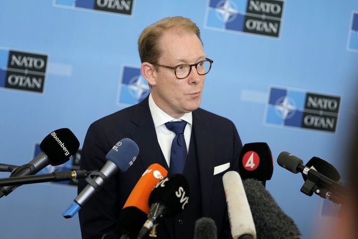 Tobias Billstrom utanríkisráðherra Svíþjóðar ræðir við fréttamenn í höfuðstöðvum NATO í Brussel í dag.