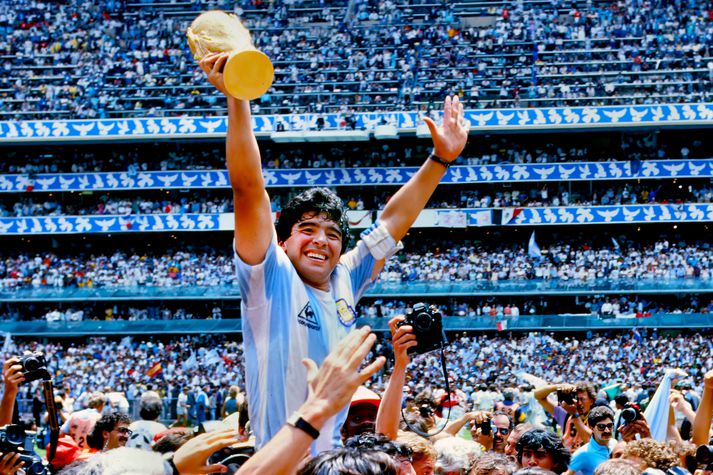 Diego Armando Maradona fagnar hér heimsmeistaratitlinum sumarið 1986.