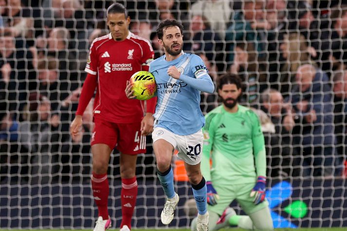 Bernardo Silva hleypur með boltann á miðjuna eftir að hann jafnaði leikinn.