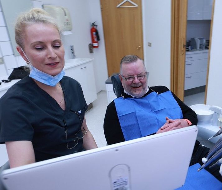 Indriði Þröstur Gunnlaugsson, stofnandi ITHG Dental AI í stólnum hjá Kristínu Gígju Einarsdóttur, eiganda Tannvals en Tannval hefur fjárfest í hugbúnaðarkerfi ITHG Dental AI.