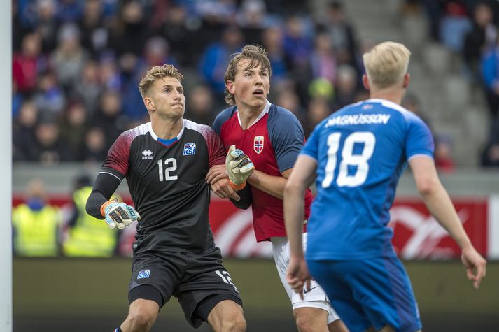 Frederik Schram í leiknum á móti Noregi um síðustu helgi.