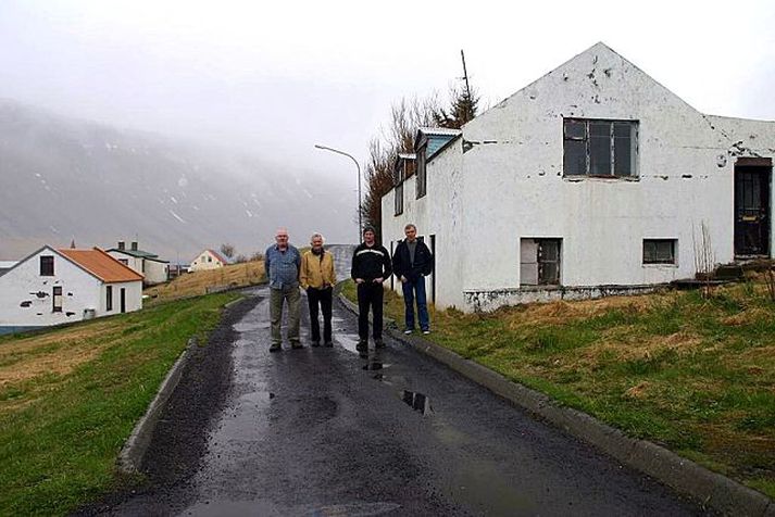 Örn Gíslason, Hannes Friðriksson, Einir Steinn Björnsson og Jörundur Garðarsson standa hér við annað húsið sem verður rifið nú á næstunni. Það er rúmlega aldar gamalt.