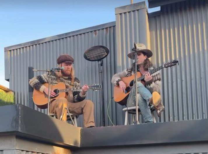 Hátíðin Hljómey fer fram núna um helgina og fjölmargir þjóðþekktir tónlistarmenn gerðu sér ferð til Eyja í tilefni hennar. 