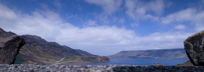 Kleifarvatn er sérstakt náttúrufyrirbæri en ekkert beint frárennsli er í vatninu heldur fer það sína leið um hraunið. Vatnsstaðan hefur verið breytileg og nú er horft til þess hvort skjálftahrina geti orðið til að opna greiðari leið út.