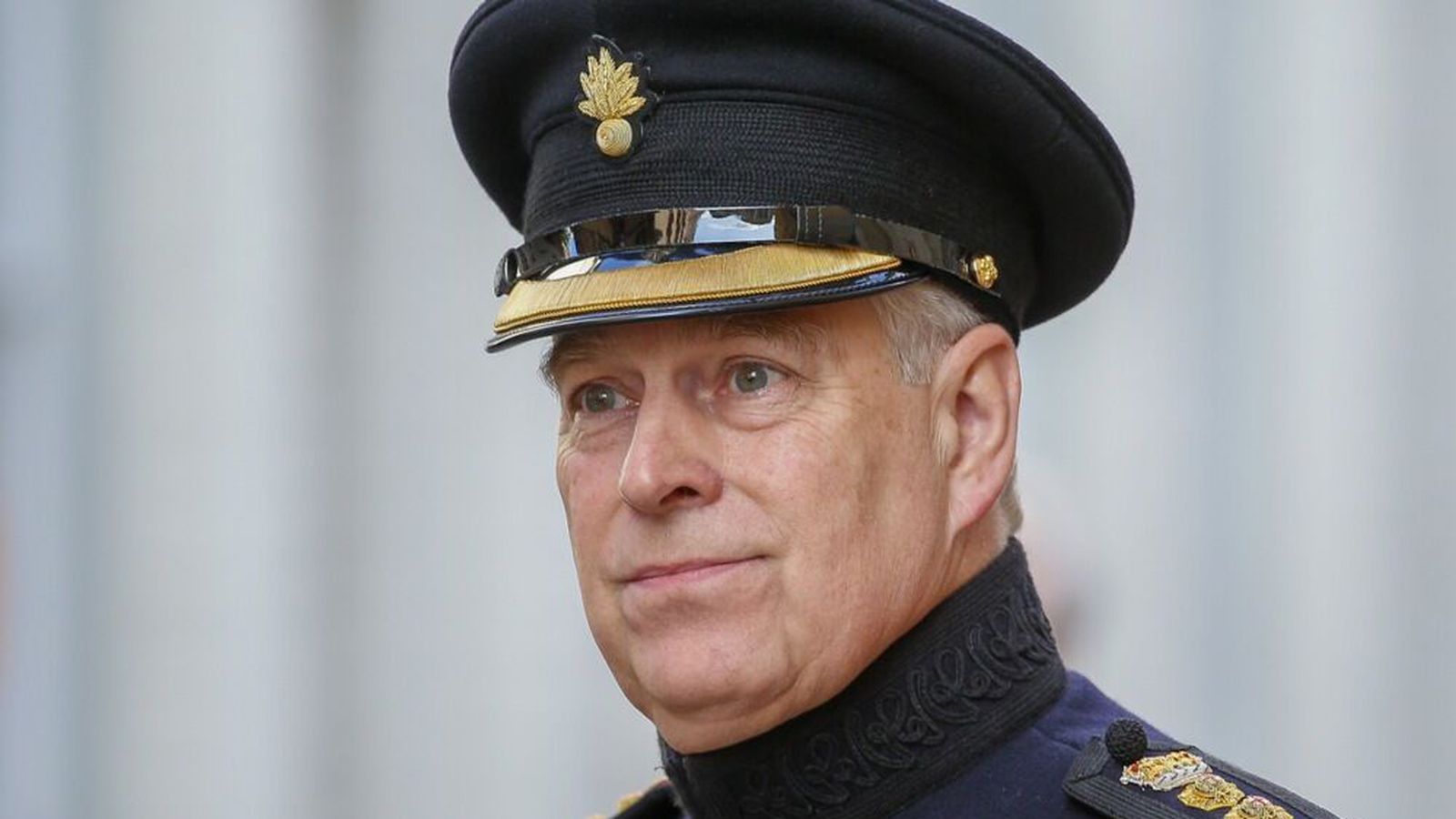 Andrew sviptur síðustu hernaðartigninni