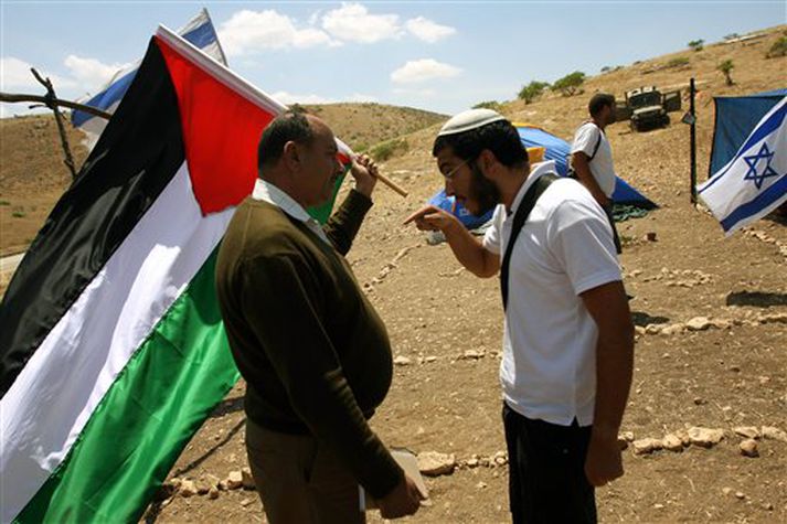 Palestínumaður og Ísraeli takast á.