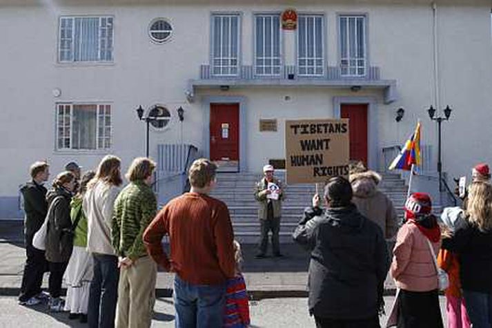 Frá mótmælum við sendiráðið í apríl.