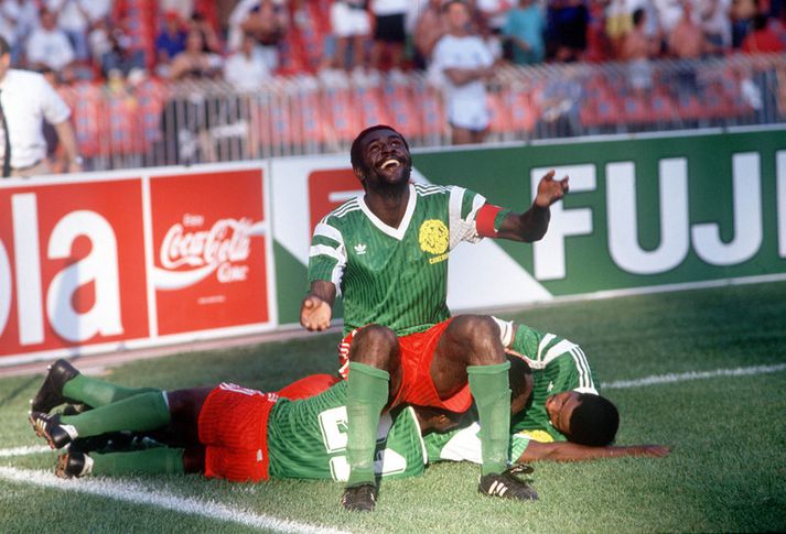 Kamerúnar fagna marki Roger Milla gegn Kólumbíu á HM á Ítalíu 1990.