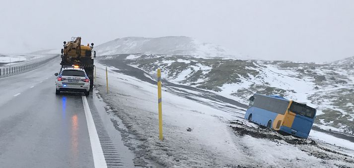 Strætisvagninn úti í vegakanti á Hellisheiðinni í dag.